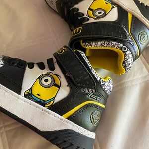 Universal Black and Yellow Sneakers High-Top Design